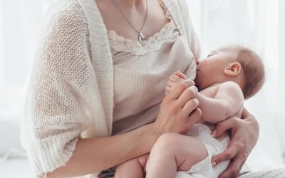 Az anyatejes táplálás első hetei
